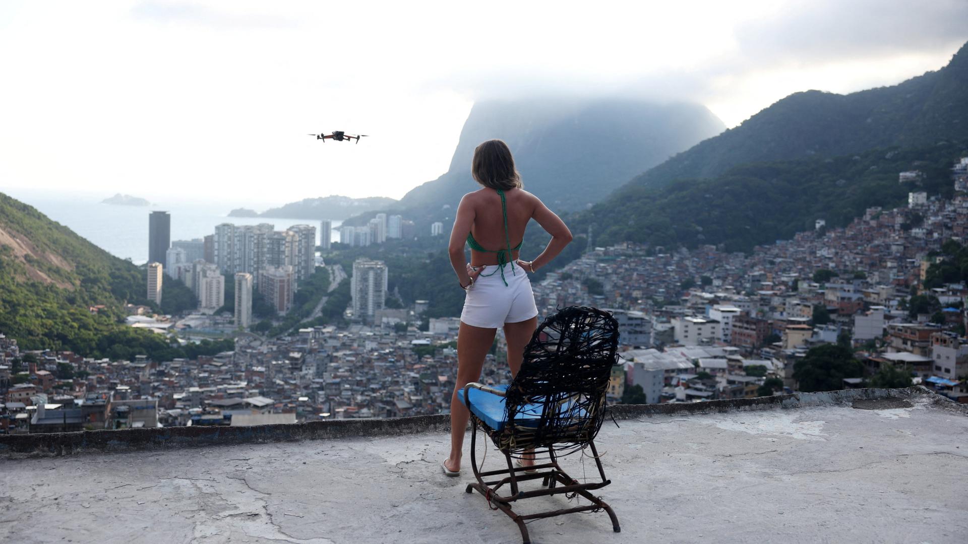 Eine Touristin mit einer Drohne in Rio de Janeiros Favela Rocinha. | REUTERS