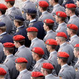 Rekruten stehen beim Gelöbnis in Reih und Glied.
