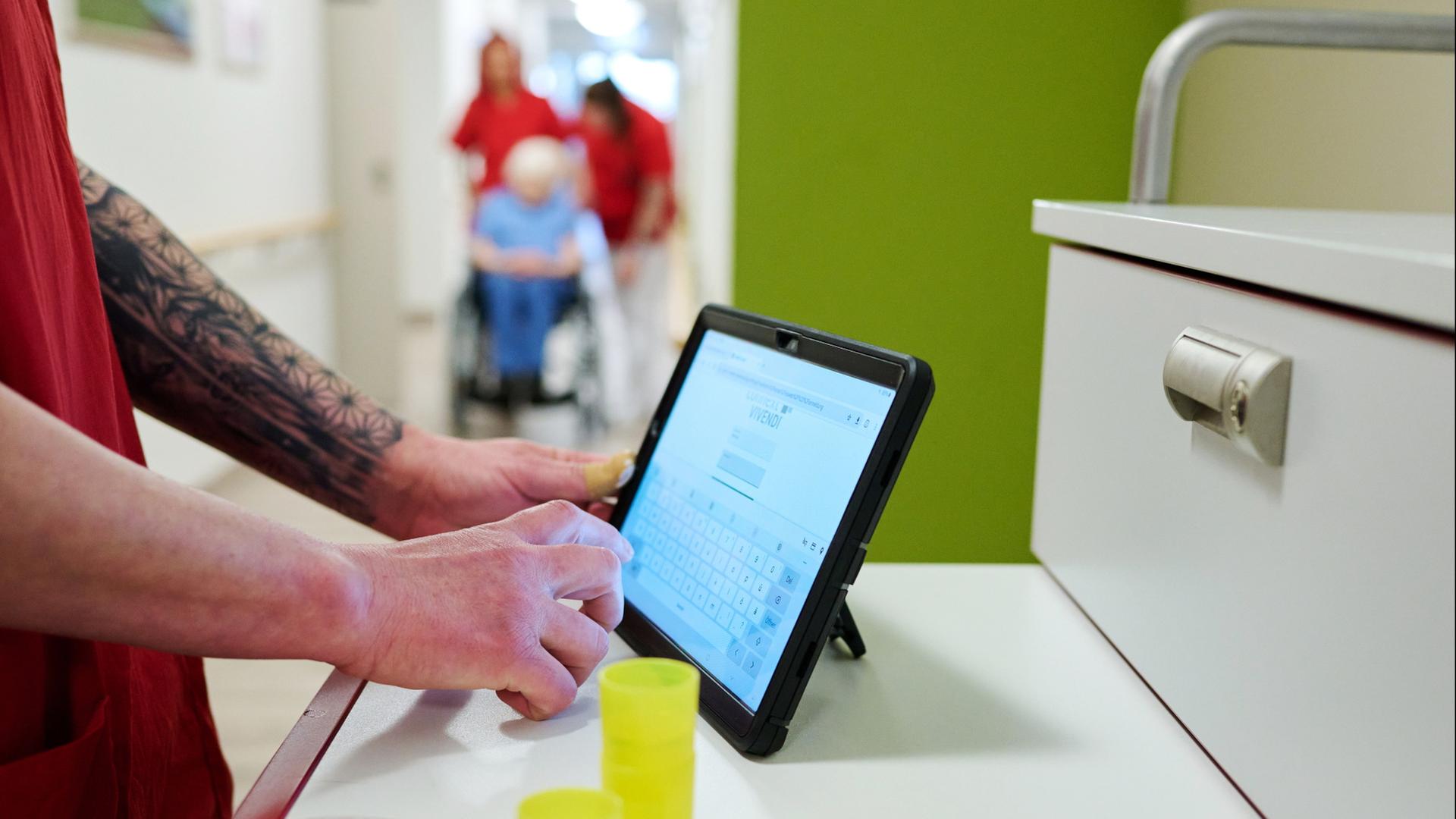 Person bedient Tablet | dpa