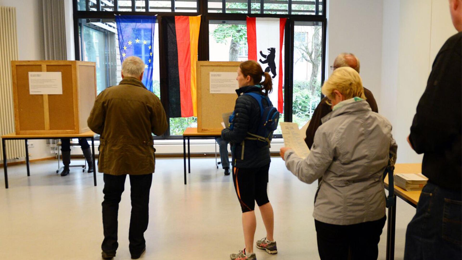 Berliner bei der Wahl. (Quelle: dpa/Gambarini) | dpa/Gambarini