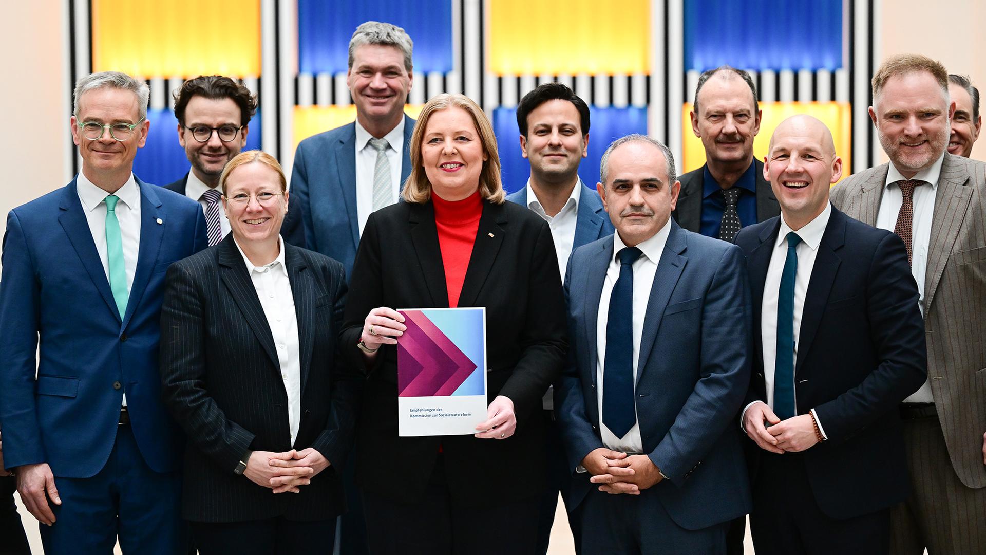 BÃ¤rbel Bas steht mit den Kommissionsmitgliedern im Arbeitsministerium. | dpa