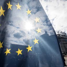 Eine EU-Flagge weht vor dem Europaparlament.