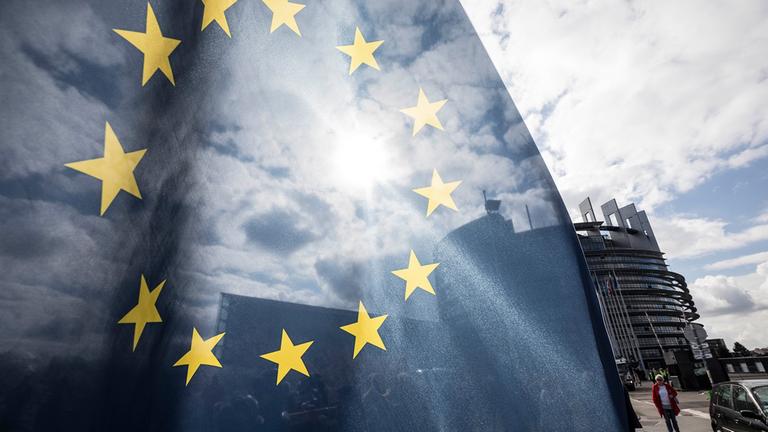 Eine EU-Flagge weht vor dem Europaparlament.