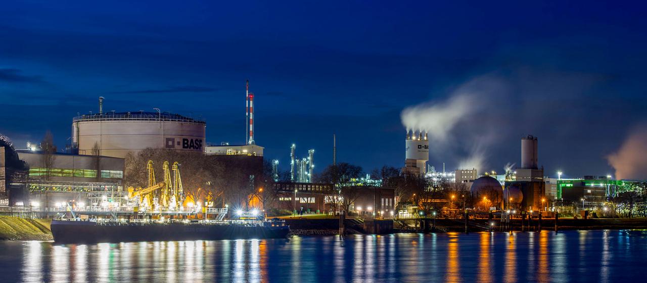 BASF Werksgelände am Rheinufer