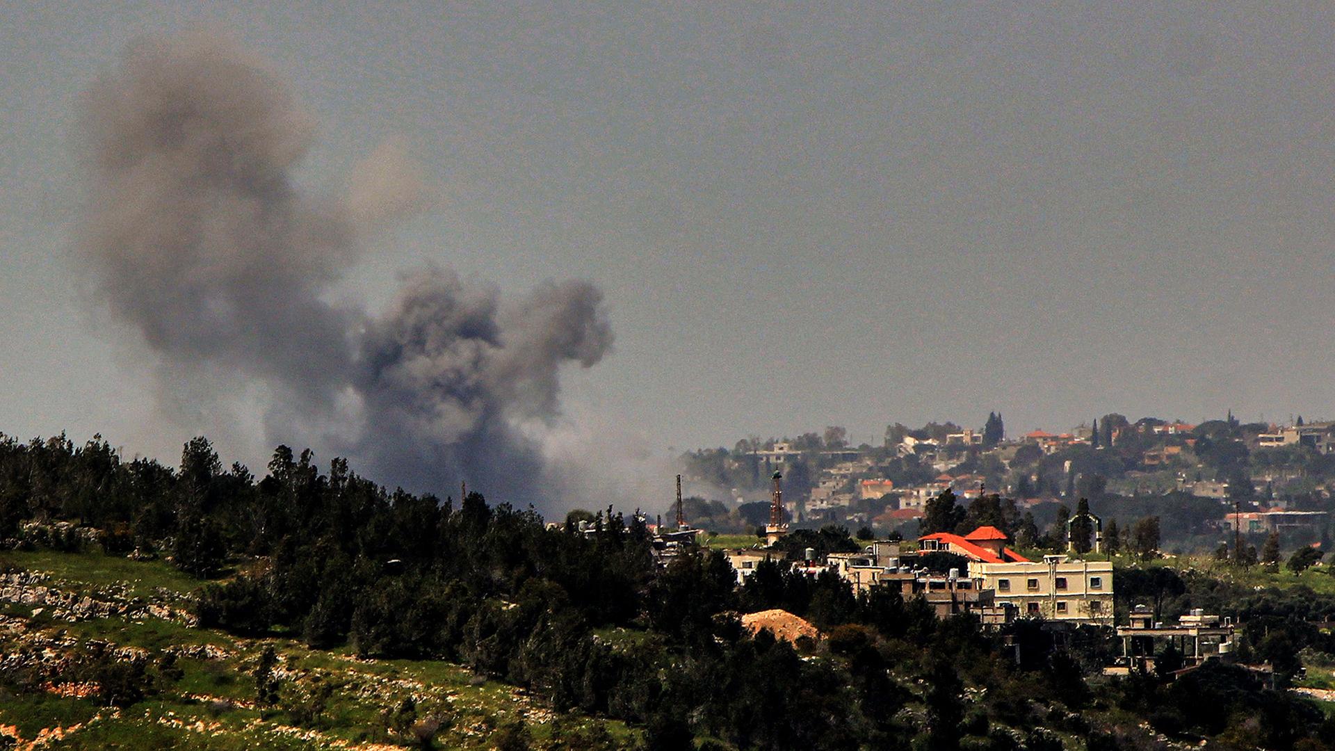 Über dem südlibanesischen Dorf Zawatar steigt Rauch auf. | Stringer/dpa