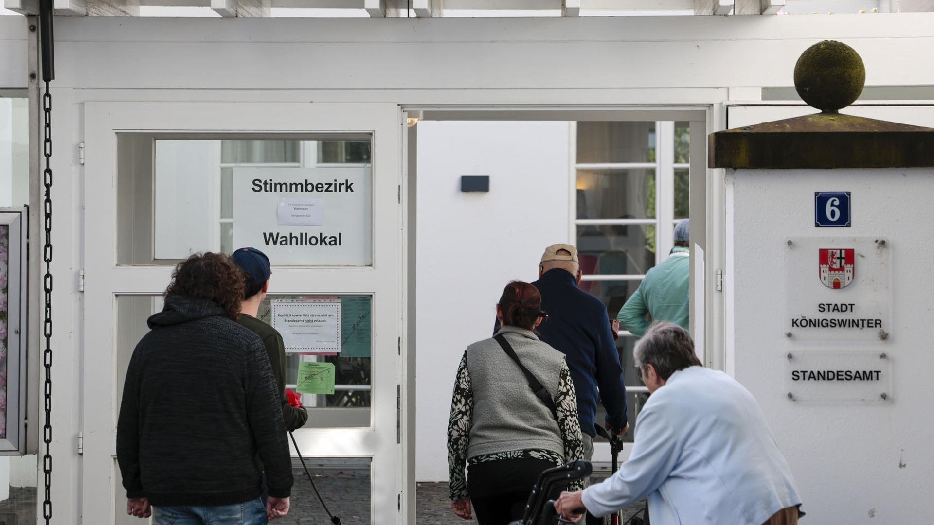 Wähler gehen in ein Wahllokal in Königswinter, Nordrhein-Westfalen, um ihre Stimme zur Kommunalwahl abzugeben. | dpa