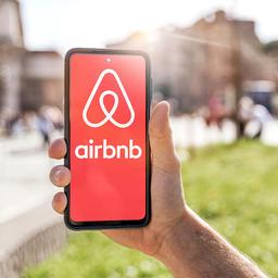Smartphone mit der Airbnb App 