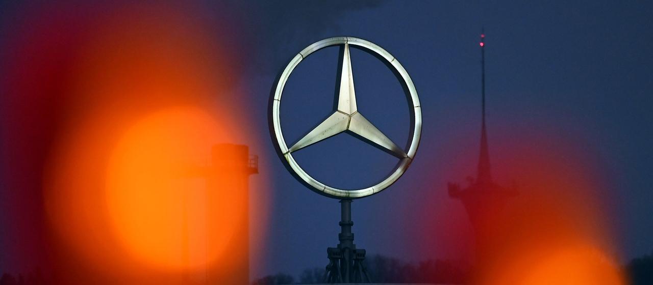 Mercedes-Stern auf der Unternehmenszentrale in Untertürkheim.
