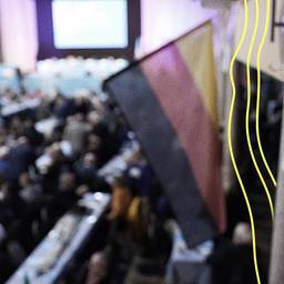 Ein Logo der AfD hängt im Hippodrom, dort hält die AfD Bayern ihren zweitägigen Landesparteitag ab.