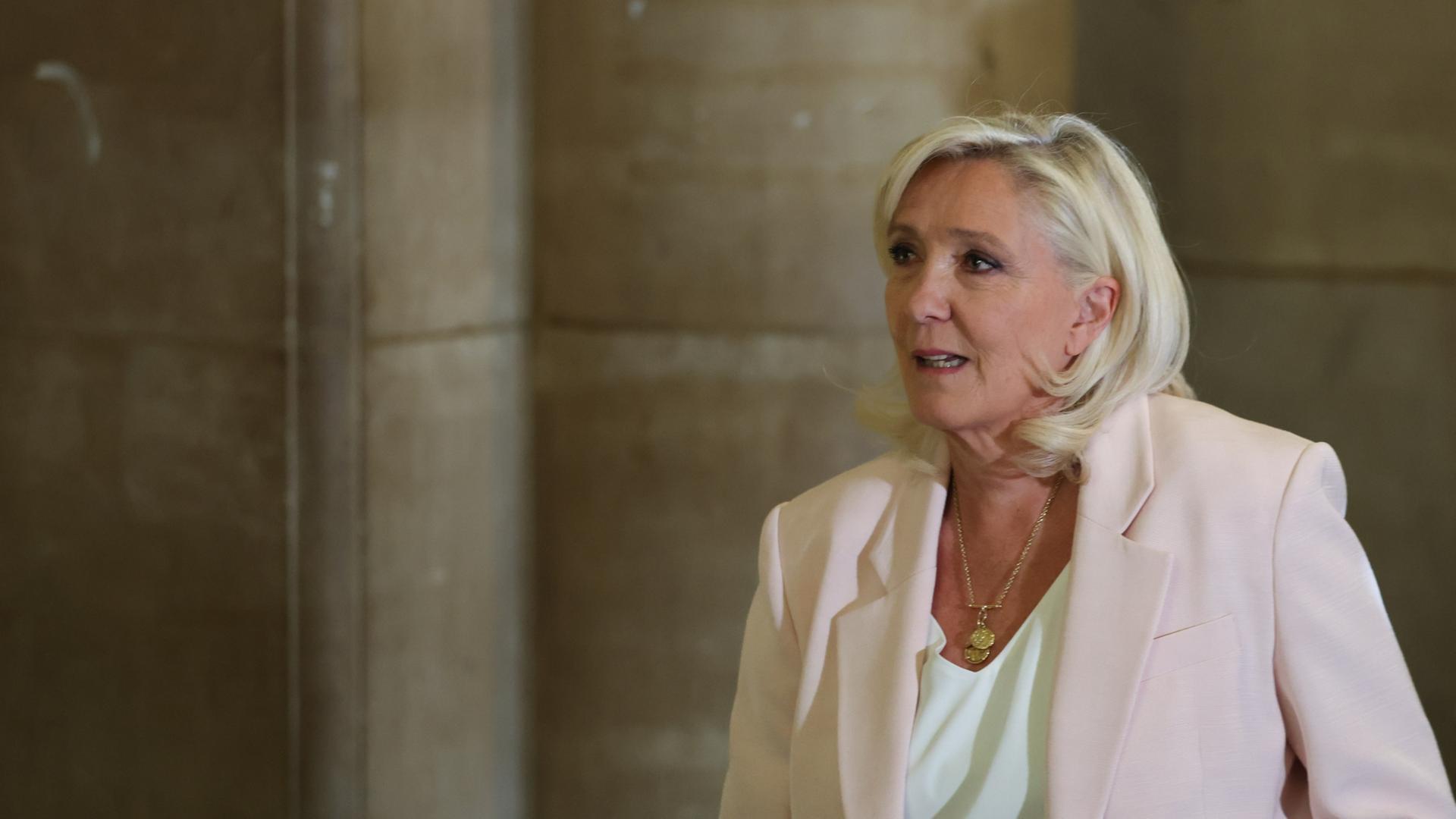 Gericht bestätigt Verurteilung von Le Pen - Haftstrafe mit Fußfessel