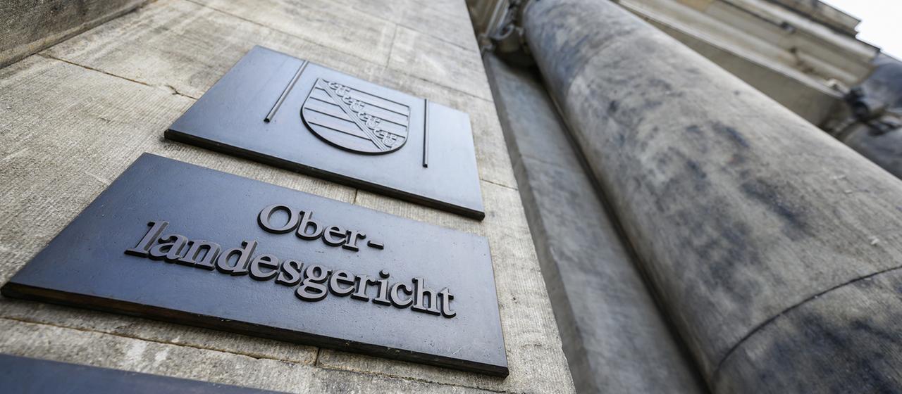 Ein Schild "Oberlandesgericht" ist am Ständehaus in Dresden montiert.