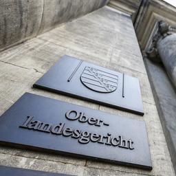 Ein Schild "Oberlandesgericht" ist am Ständehaus in Dresden montiert.