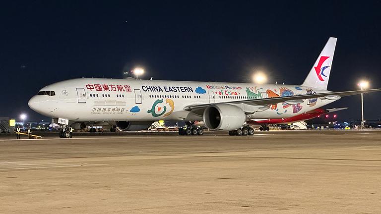 Eine Maschine der China Eastern Airlines steht auf einem Rollfeld.