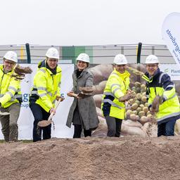 Beim feierlichen Spatenstich für den Bau der Fabrik zur Herstellung von pflanzenbasierten Proteinen v.l.n.r: Alexander Bott, CFO Nordzucker; Lars Gorissen, CEO Nordzucker; Miriam Staudte, Ministerin für Landwirtschaft in Niedersachsen; Alexander Godow, COO Nordzucker; Claus-Friso Gellermann, Geschäftsführer der Nordzucker Plant Based Ingredients GmbH;