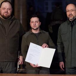 Ministerpräsident Schmyhal (r.), Präsident Selenskyj und Parlamentspräsident Stefantschuk (l.) zeigen den Eilantrag auf einen EU-Beitritt der Ukraine