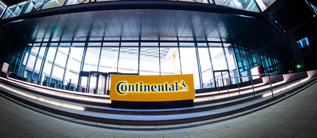 Das Logo der Continental AG leuchtet am Morgen vor der Unternehmenszentrale (Aufnahme mit Fisheye-Objektiv).