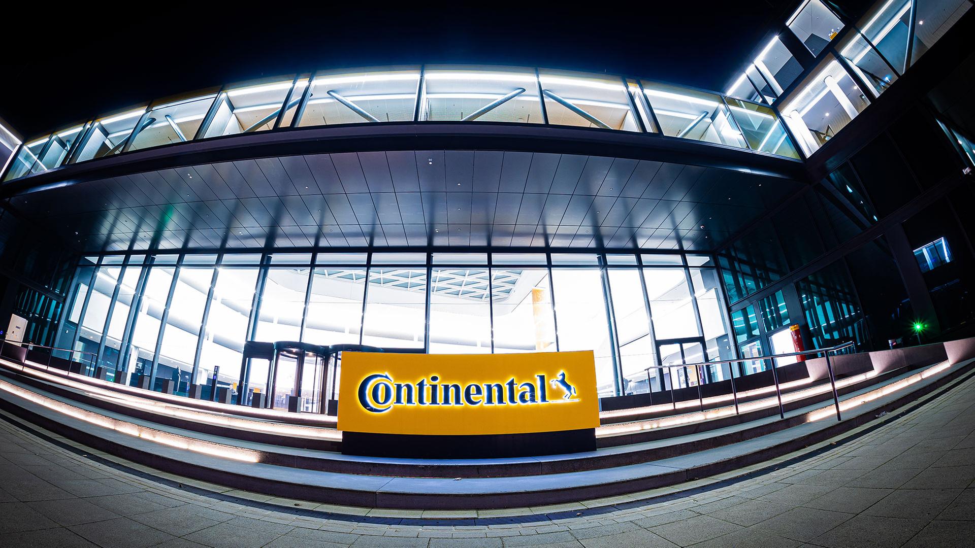 Das Logo der Continental AG leuchtet am Morgen vor der Unternehmenszentrale (Aufnahme mit Fisheye-Objektiv). | picture alliance/dpa