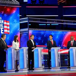 Chris Christie (von links), Nikki Haley, Ron DeSantis, Vivek Ramaswamy und Tim Scott bei der dritten Debatte der Republikaner in Miami, Florida.