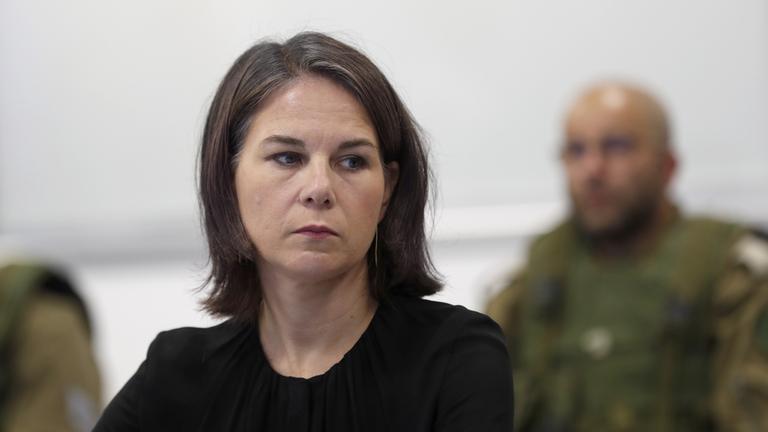 Außenministerin Annalena Baerbock bei einer Pressekonferenz in Israel in der Nähe zum Gazastreifen.