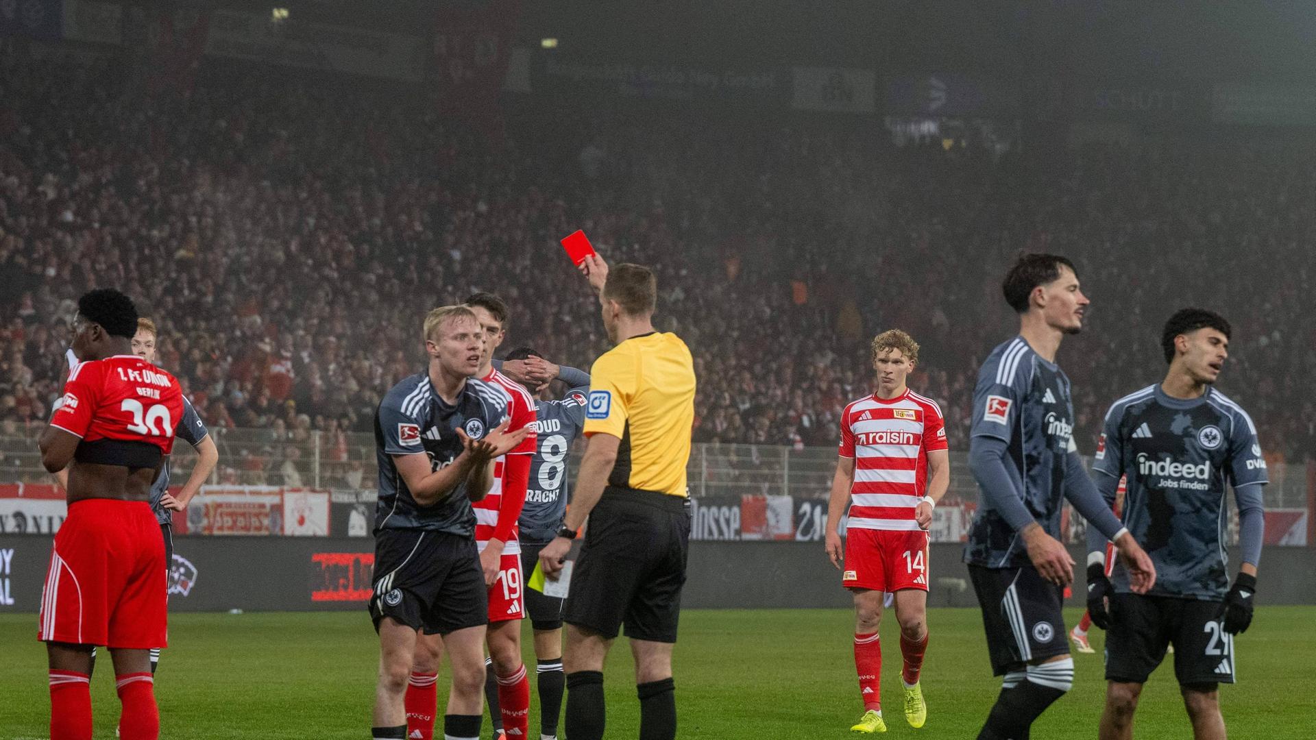 Oscar HÃ¶jlund sieht im Spiel bei Union Berlin die Rote Karte. | IMAGO / Matthias Koch