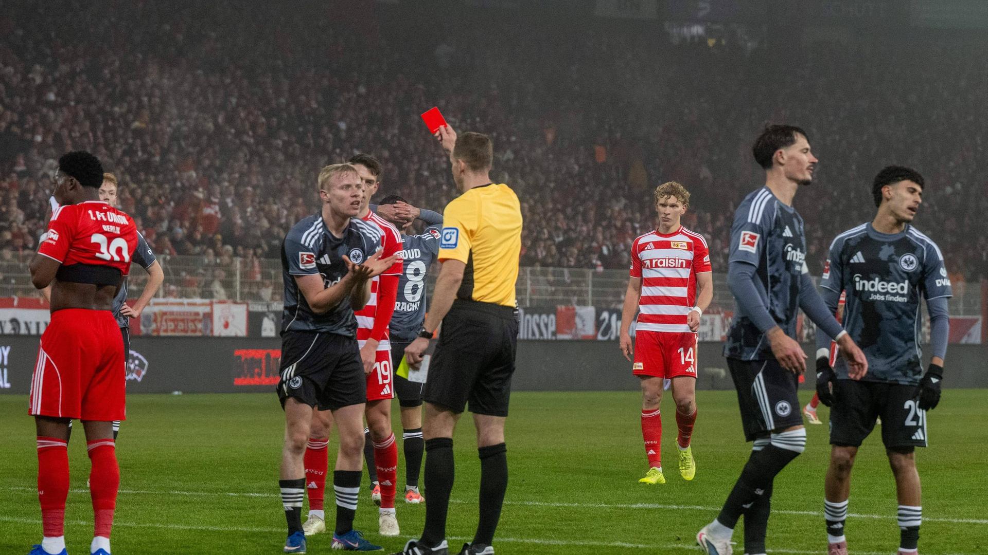 Oscar HÃ¶jlund fliegt im Spiel bei Union Berlin vom Platz. | IMAGO / Matthias Koch