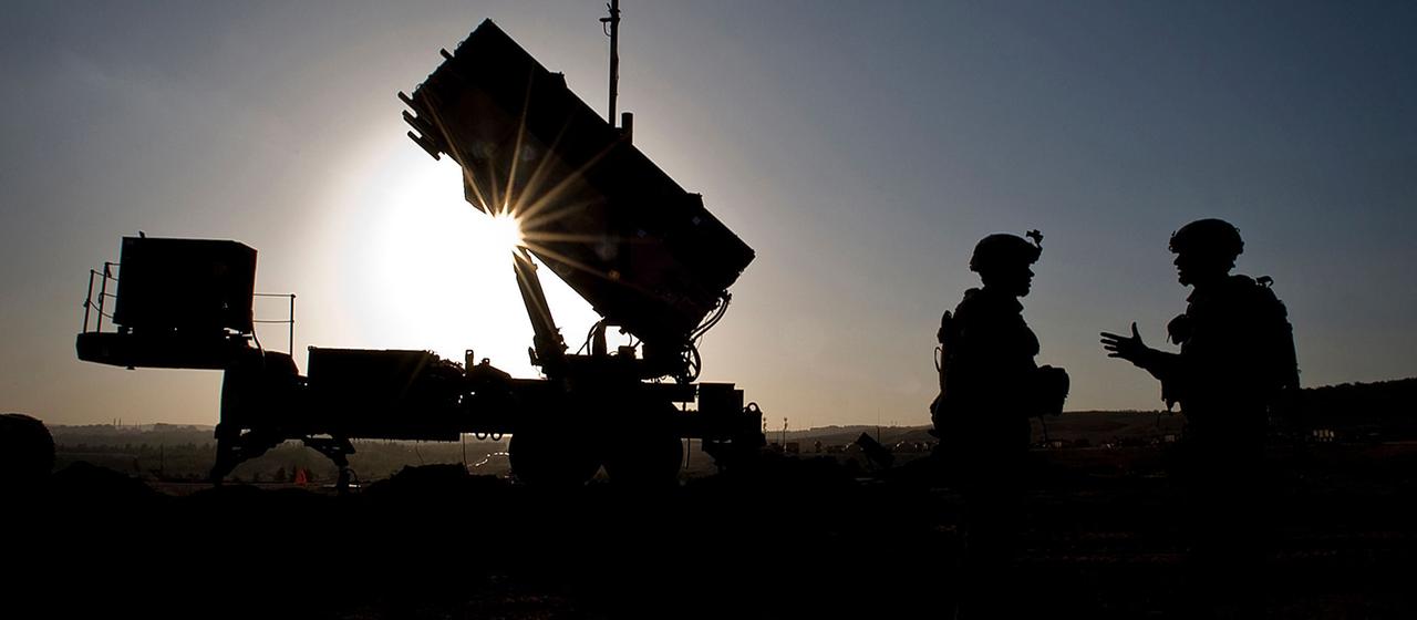 US-Soldaten vor einem Raketenabwehrsystems Patriot in Gaziantep, Türkei.