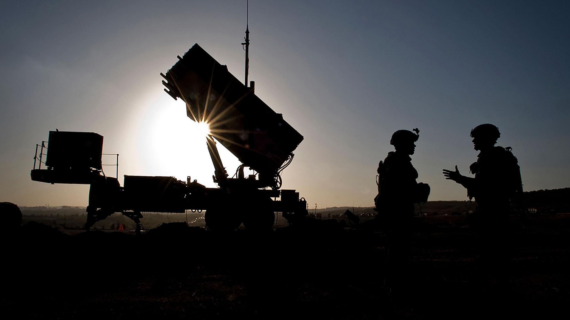 US-Soldaten vor einem Raketenabwehrsystems Patriot in Gaziantep, Türkei. | MSgt Sean M. Worrell/US Air Force/dpa