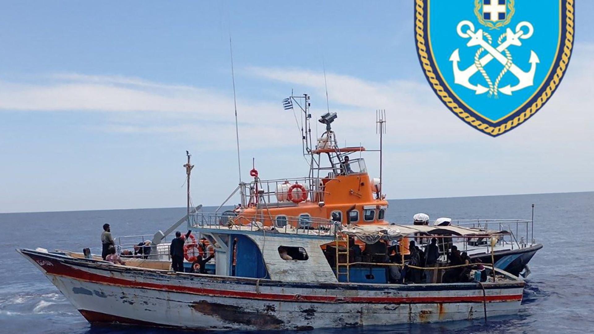 Ein von der griechischen Küstenwache zur Verfügung gestelltes Bild zeigt eine Rettungsaktion geflüchteter Menschen von einem Boot vor Kreta | via REUTERS