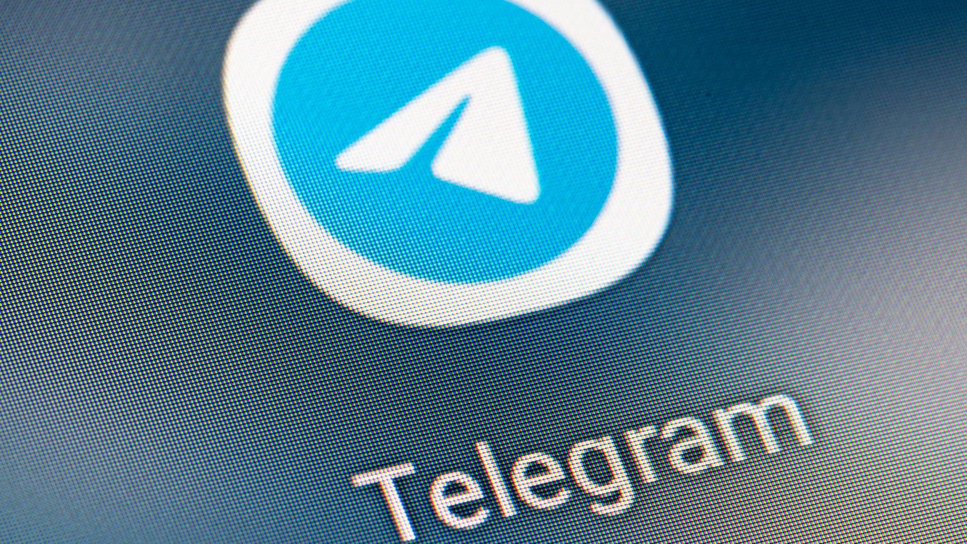 Das Logo von Telegram ist auf einem Display zu sehen. | Fabian Sommer/dpa