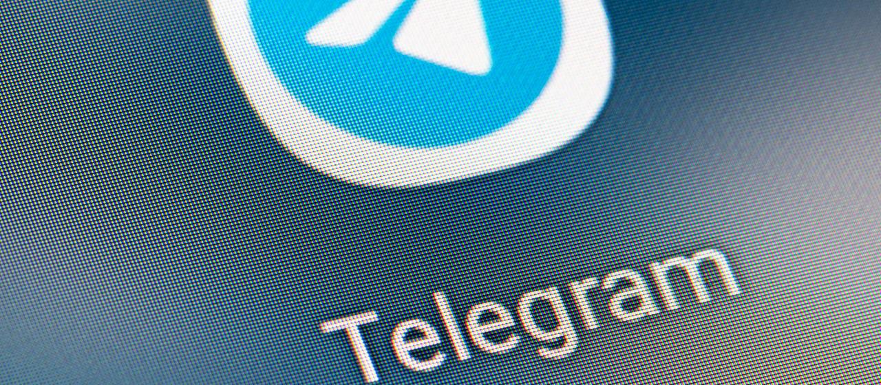 Das Logo von Telegram ist auf einem Display zu sehen.