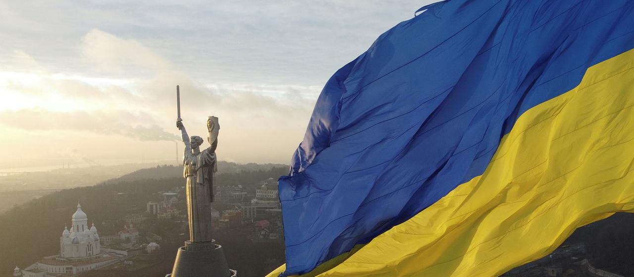 Die Ukrainische Flagge weht vor dem "Mutterland"-Denkmal in Kiew.