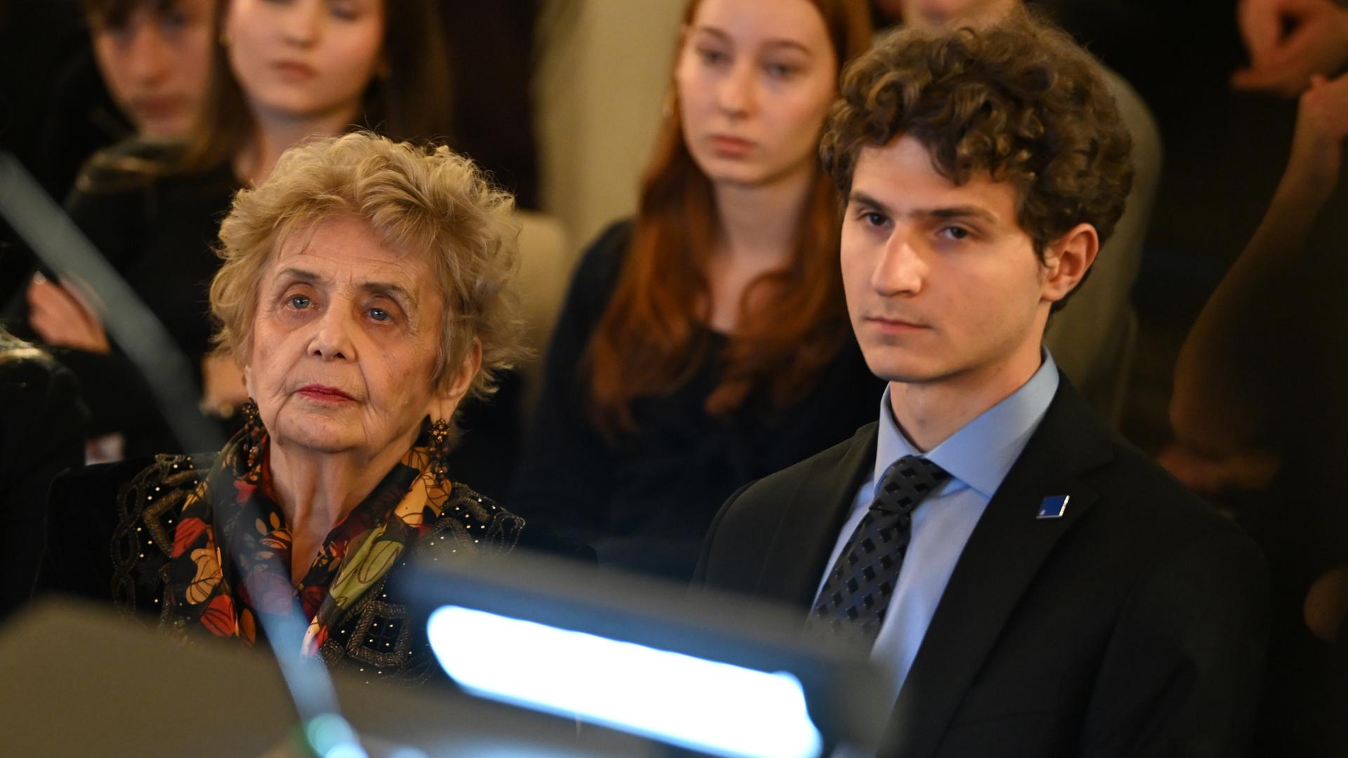 Die Holocaust-Überlebende Tova Friedman mit ihrem Enkel Aron Goodman | dpa