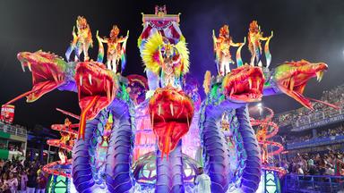 Die Sambaschule Unidos do Viradouro beim Umzug im Sambodrom. 