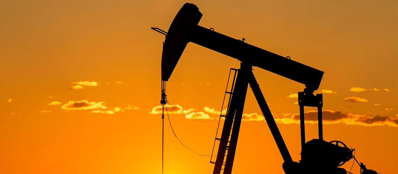 Silhouette einer Ölpumpe auf einem Ölfeld.