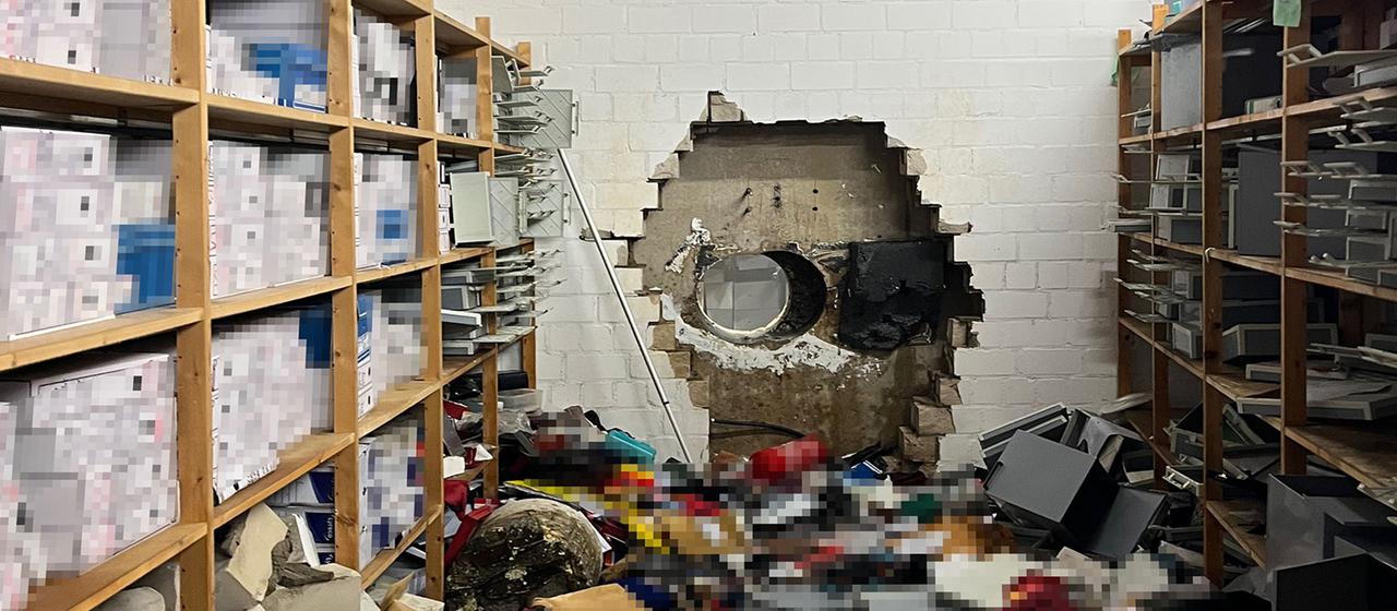 Ein großes Loch ist in der Wand des Tresorraums einer Sparkasse in Gelsenkirchen zu sehen.