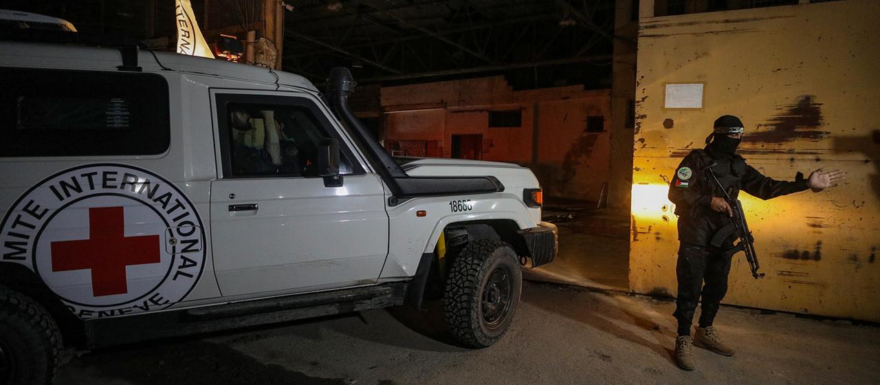 Ein Fahrzeug des Internationalen Komitees vom Roten Kreuz (ICRC) ist im Gazastreifen zu sehen (Archiv). | EPA Ein Fahrzeug des Internationalen Komitees vom Roten Kreuz (ICRC) ist im Gazastreifen zu sehen (Archiv).
