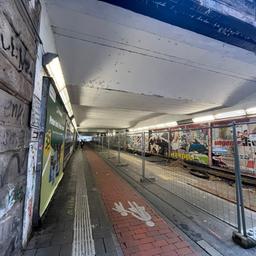 Der Hamburger Tunnel in Münster, an den Wänden hängen viele Plakate, in der Mitte steht ein Bauzaun.