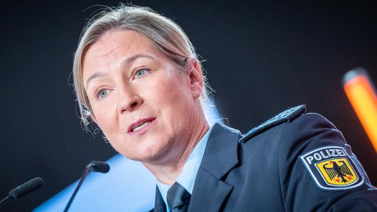 Claudia Pechstein, Olympiasiegerin im Eissschnelllauf, spricht in ihrer Uniform als Bundespolizistin beim CDU-Grundsatzkonvent.