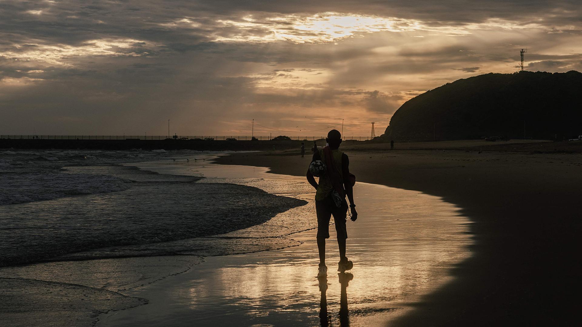 Ein SpaziergÃ¤nger am Strand von Brisbane, Australien | AFP