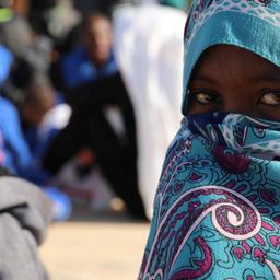 Migrantin mit einem bunten Kopftuch in Libyen
