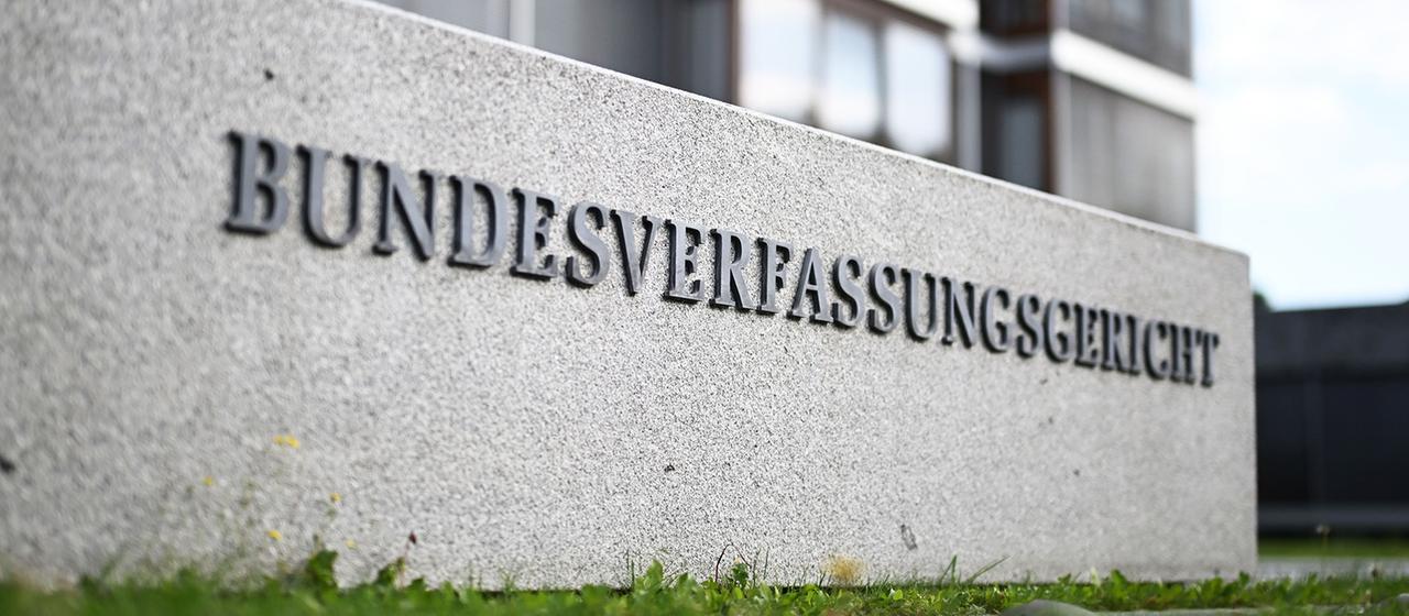 Außenaufnahme des Bundesverfassungsgerichtes mit dem Schriftzug "Bundesverfassungsgericht".