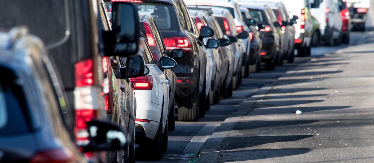 Autos stehen in einer Schlange.