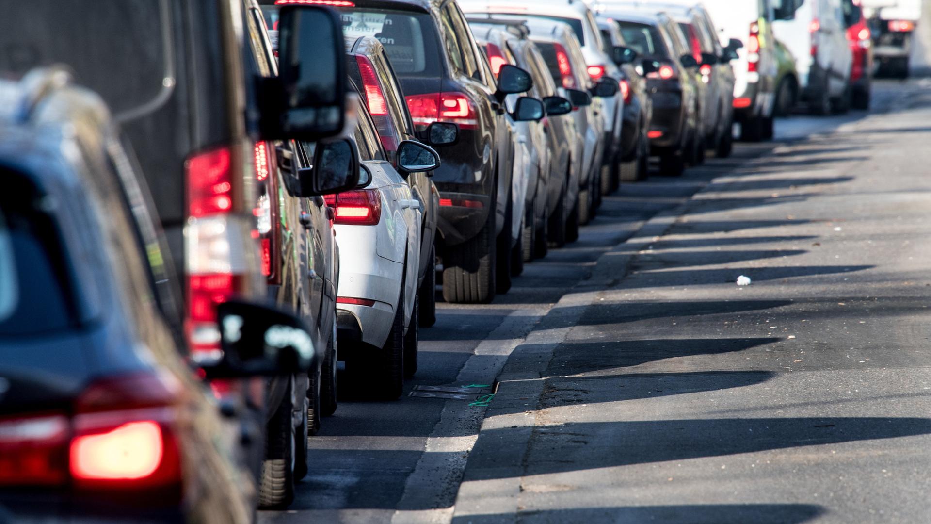 Autos stehen in einer Schlange. | dpa