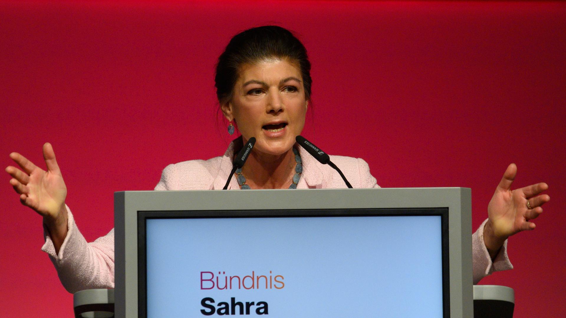 Sahra Wagenknecht an einem Sprechpult | dpa