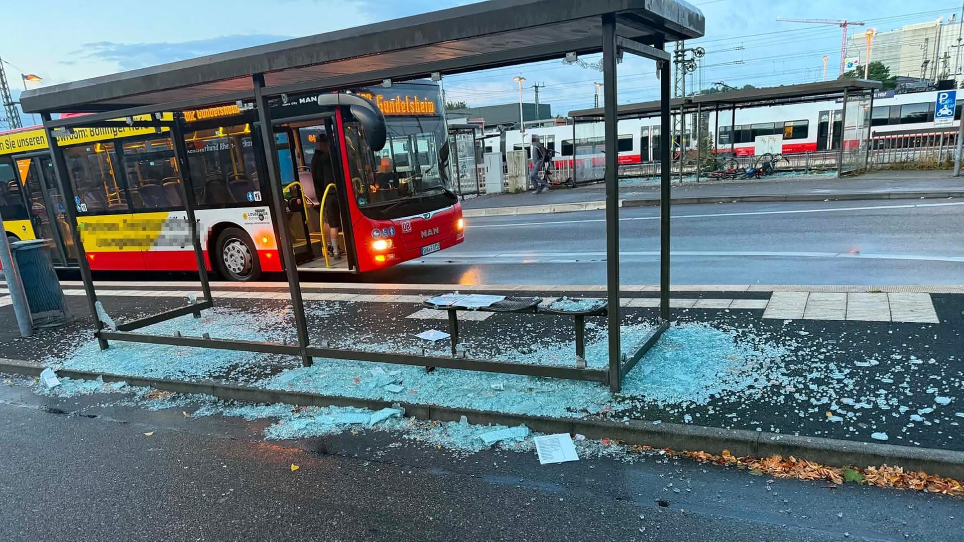 Glasscheiben eingeworfen: Mehrere Bushaltestellen in Bad Friedrichshall zerstört