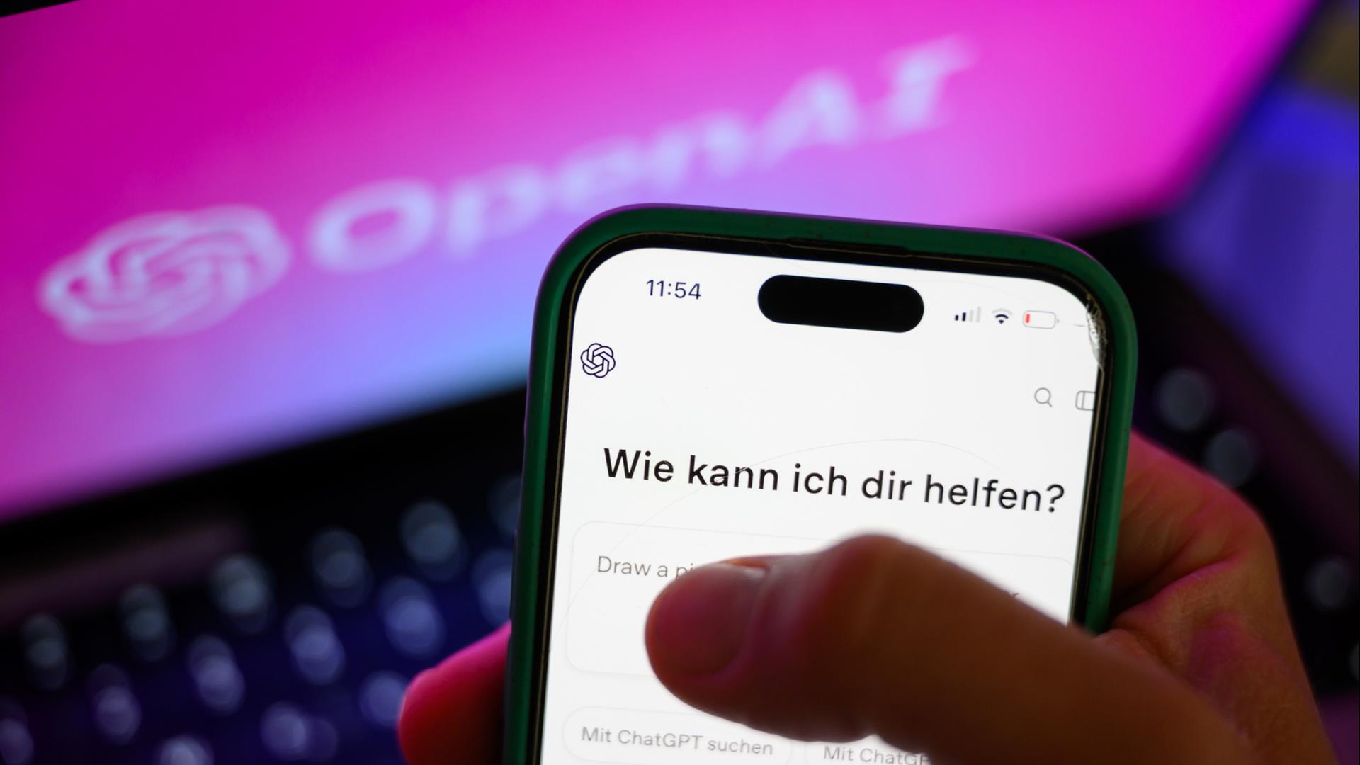 Ein Handy- und ein Laptop-Bildschirm mit ChatGPT | dpa