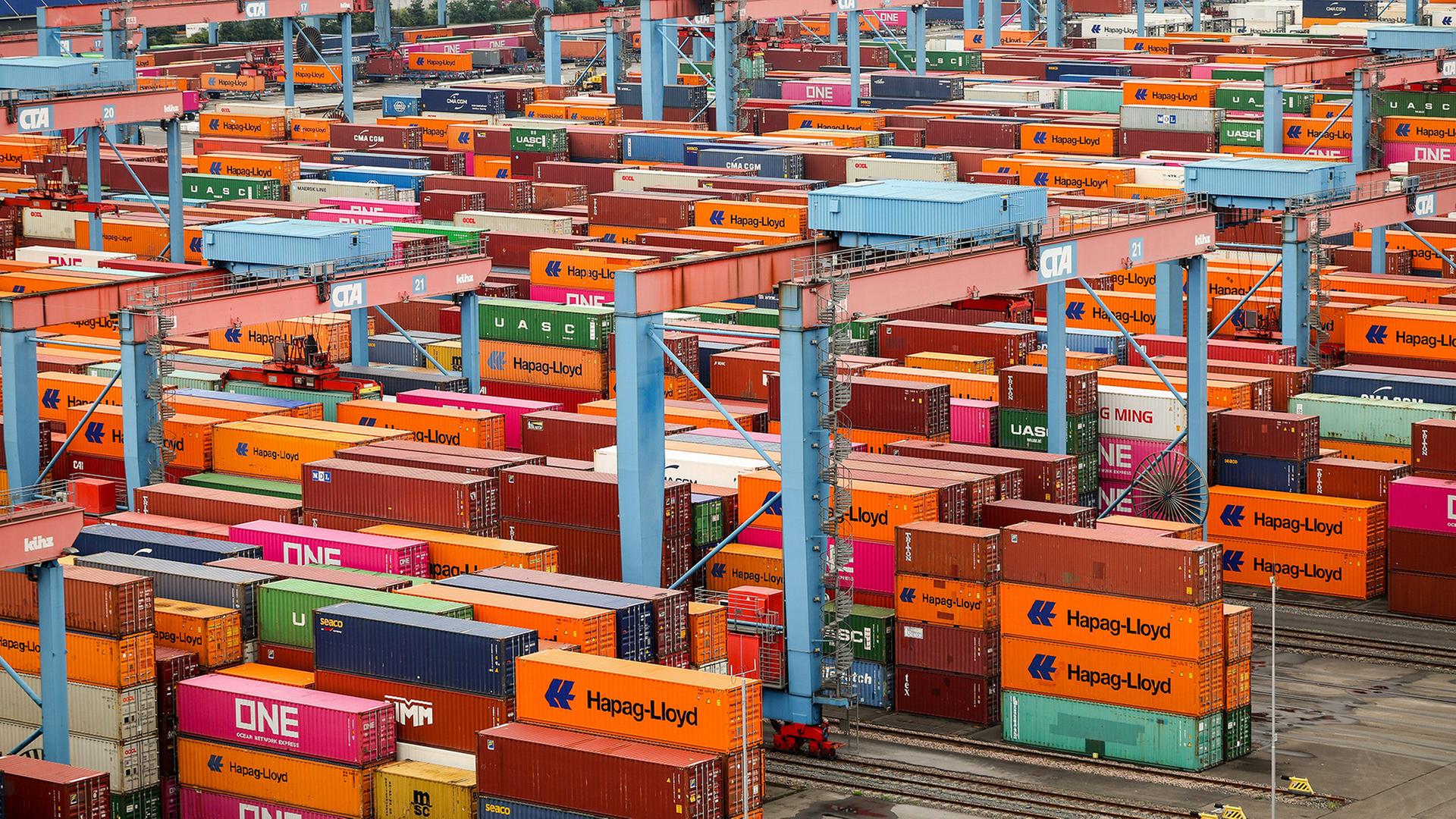 Container werden gelagert und verladen. | Christian Charisius/dpa