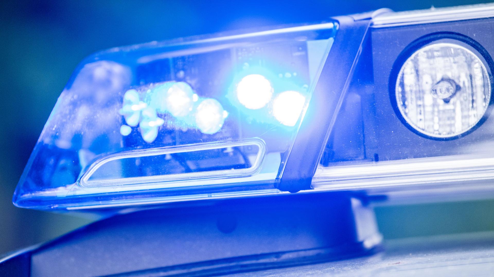 Blaulicht auf einem Polizeiauto | dpa