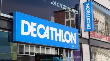 Decathlon Logo an der Fassade einer Filiale.