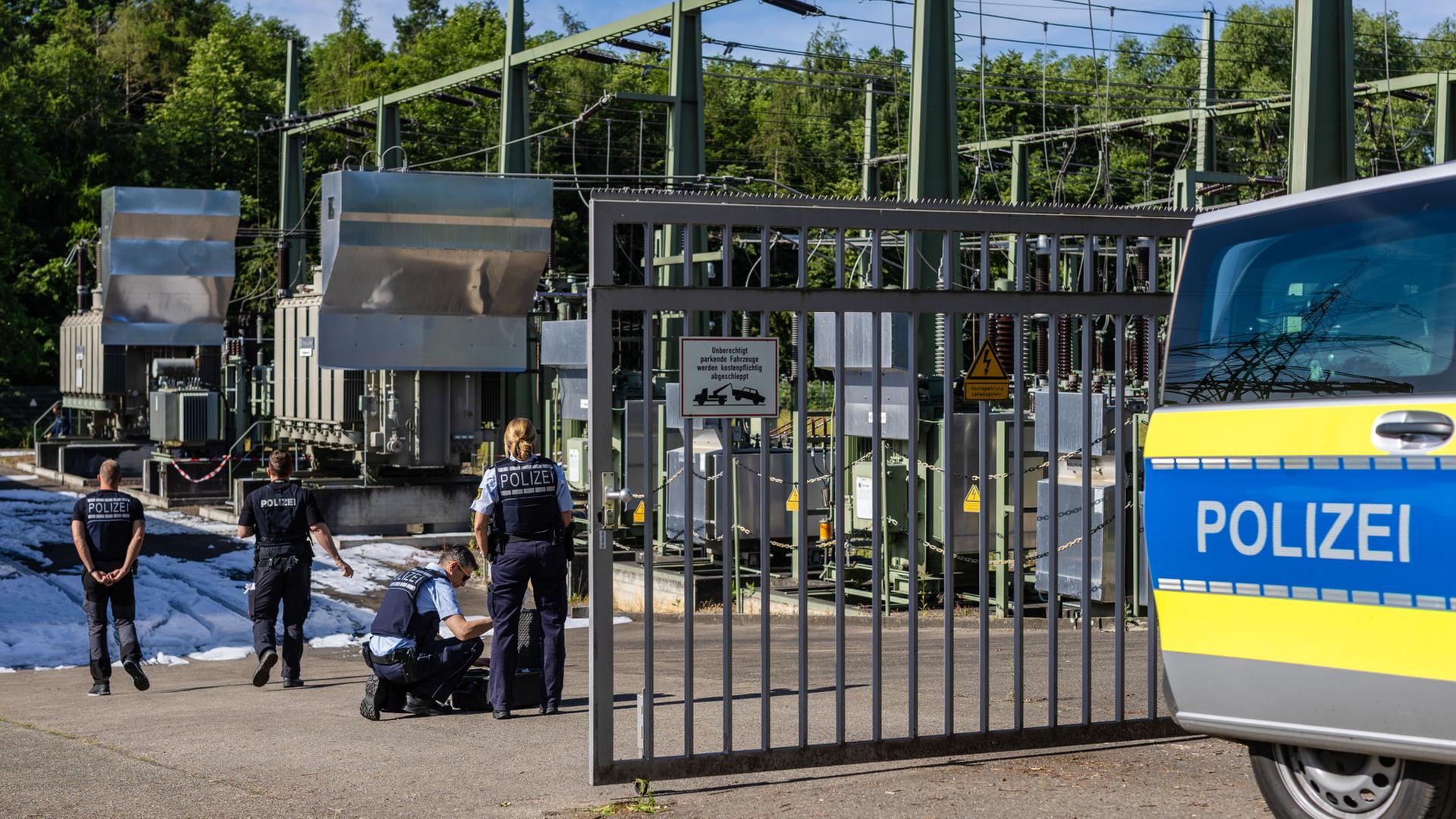Ein Fahrzeug der Polizei steht am Umspannwerk in Reutlingen | Christoph Schmidt/dpa